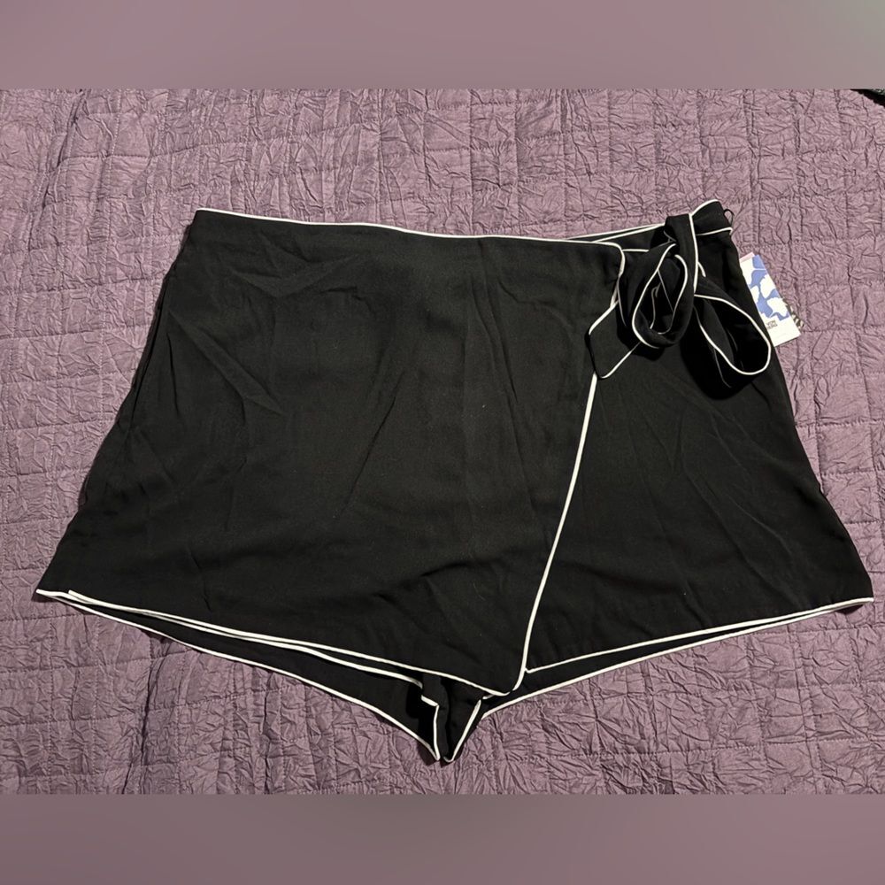 Diane Von Furstenberg x Target Black Wrap Mini Skort with White Piping NWT
